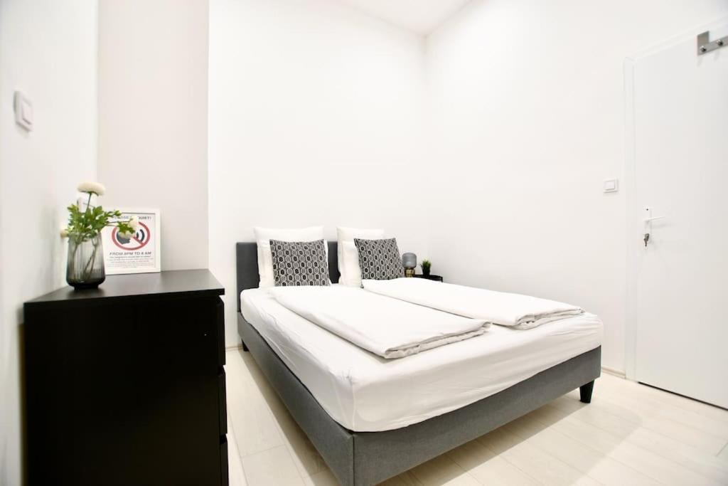 Standard Apartment By Hi5-St. King Mini Studio Budapest Eksteriør billede