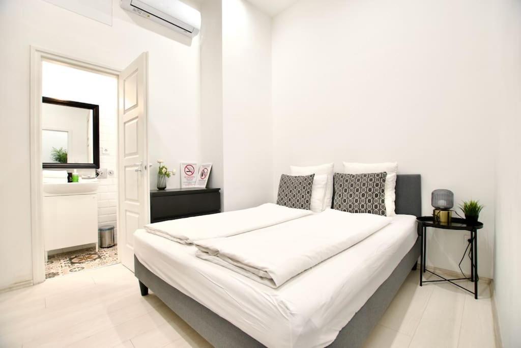 Standard Apartment By Hi5-St. King Mini Studio Budapest Eksteriør billede